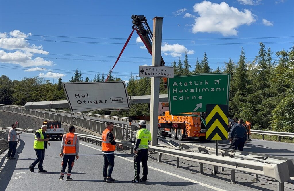 esenler-metris-kavsaginda-damperi-acik-kamyon-iki-tabelaya-carpti-surucu-araniyor-SdnJem9w