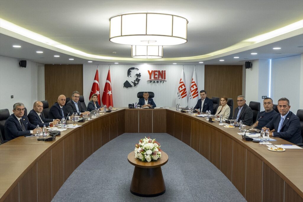yeni-partide-fon-kriz-masasi-toplantisi-ozgur-ozel-baskanliginda-yapildi-tEexl2xe